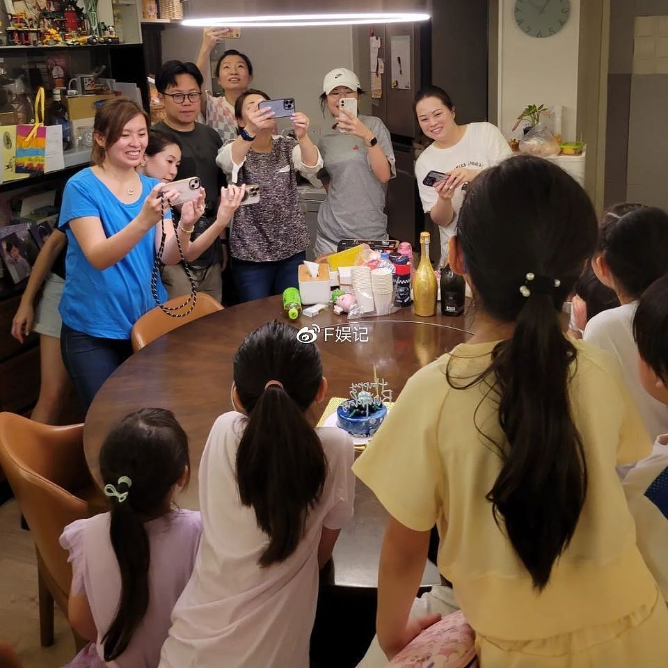 黄祥兴在家邀请朋友举行烧烤为孩子庆生 无意间展示了健硕的肌肉 - 8