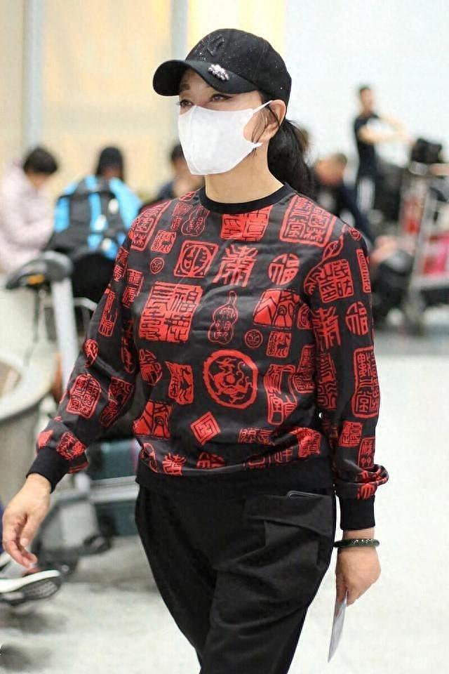 刘晓庆带火了“小黑裤”穿搭，配T恤、衬衫、运动鞋，洋气又减龄 - 1