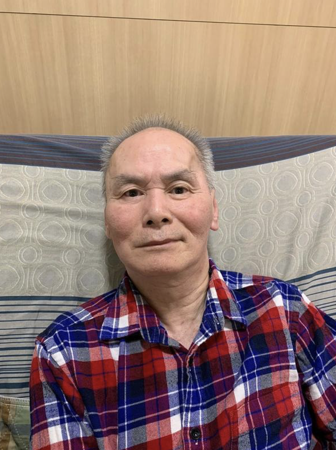 66岁刘家辉近照曝光，满头白发精神奕奕，瘫痪后留居老人院已11年 - 6