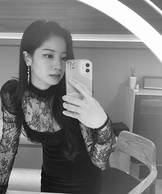 TWICE成员金多贤SNS发布近照 穿黑色蕾丝裙优雅又妩媚 - 2