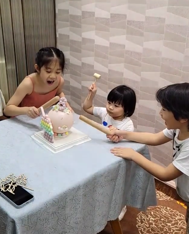 TVB男艺人黄祥兴一家出去吃饭为大女儿庆生 3个子女敲蛋糕很兴奋 - 9