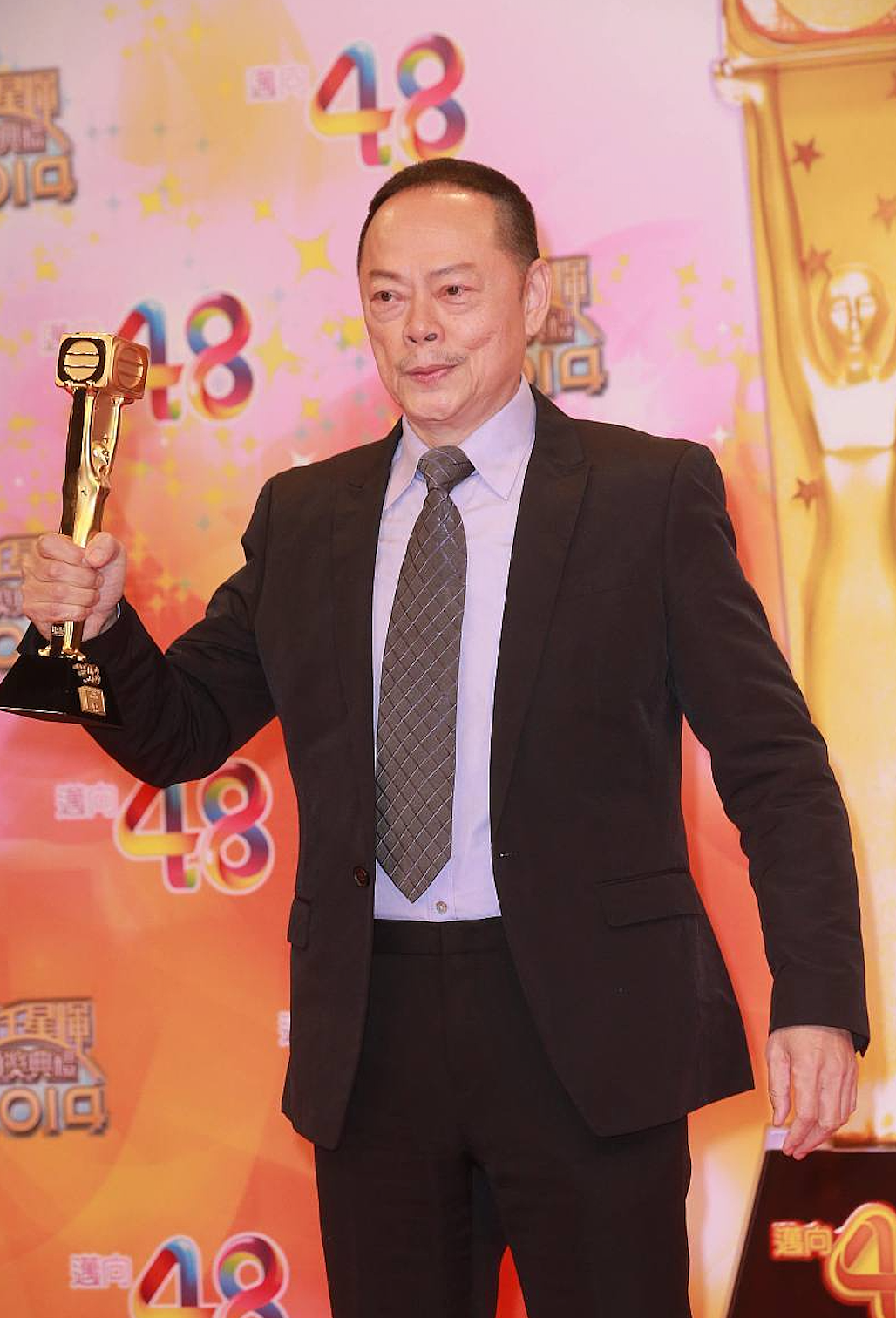 73岁TVB老戏骨才康复出关，女儿就自曝确诊，隔离中庆祝39岁生日 - 1