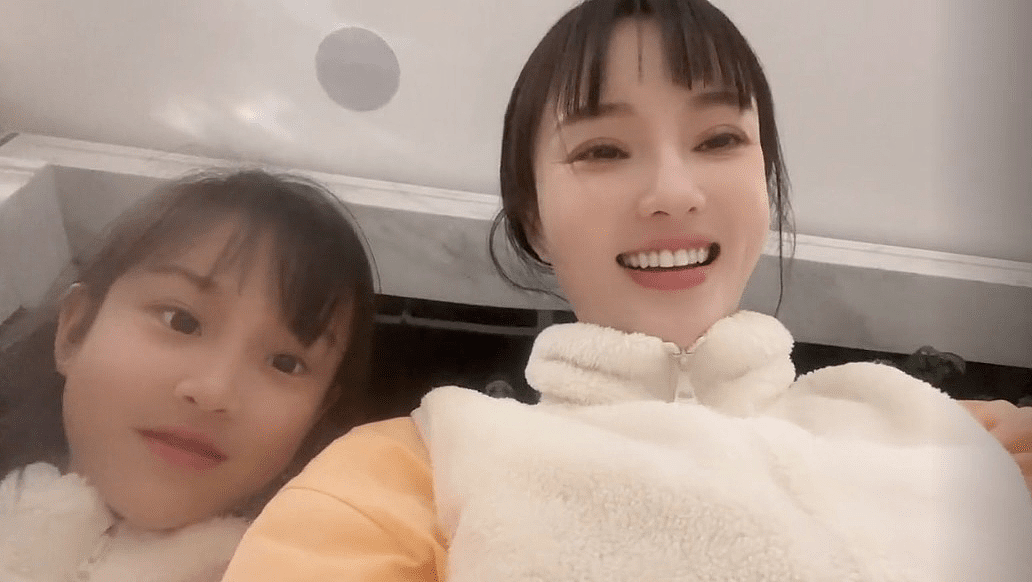 甜馨剪齐刘海和李小璐拍视频，母女拥有同款发型和脸型如姐妹花 - 5