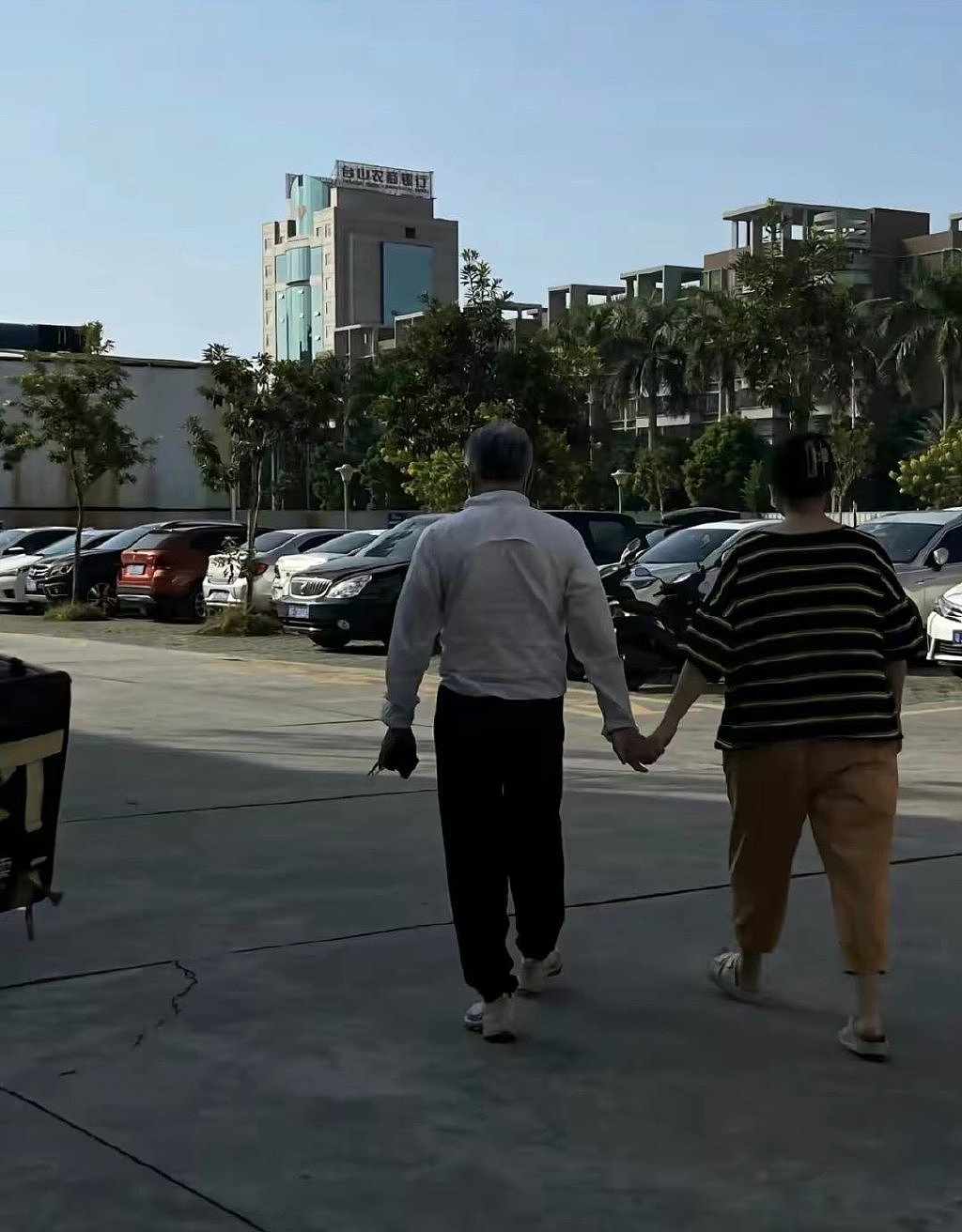 63岁吴岱融内地街头被偶遇，携妻牵手做核酸，头发花白气质仍出众 - 2