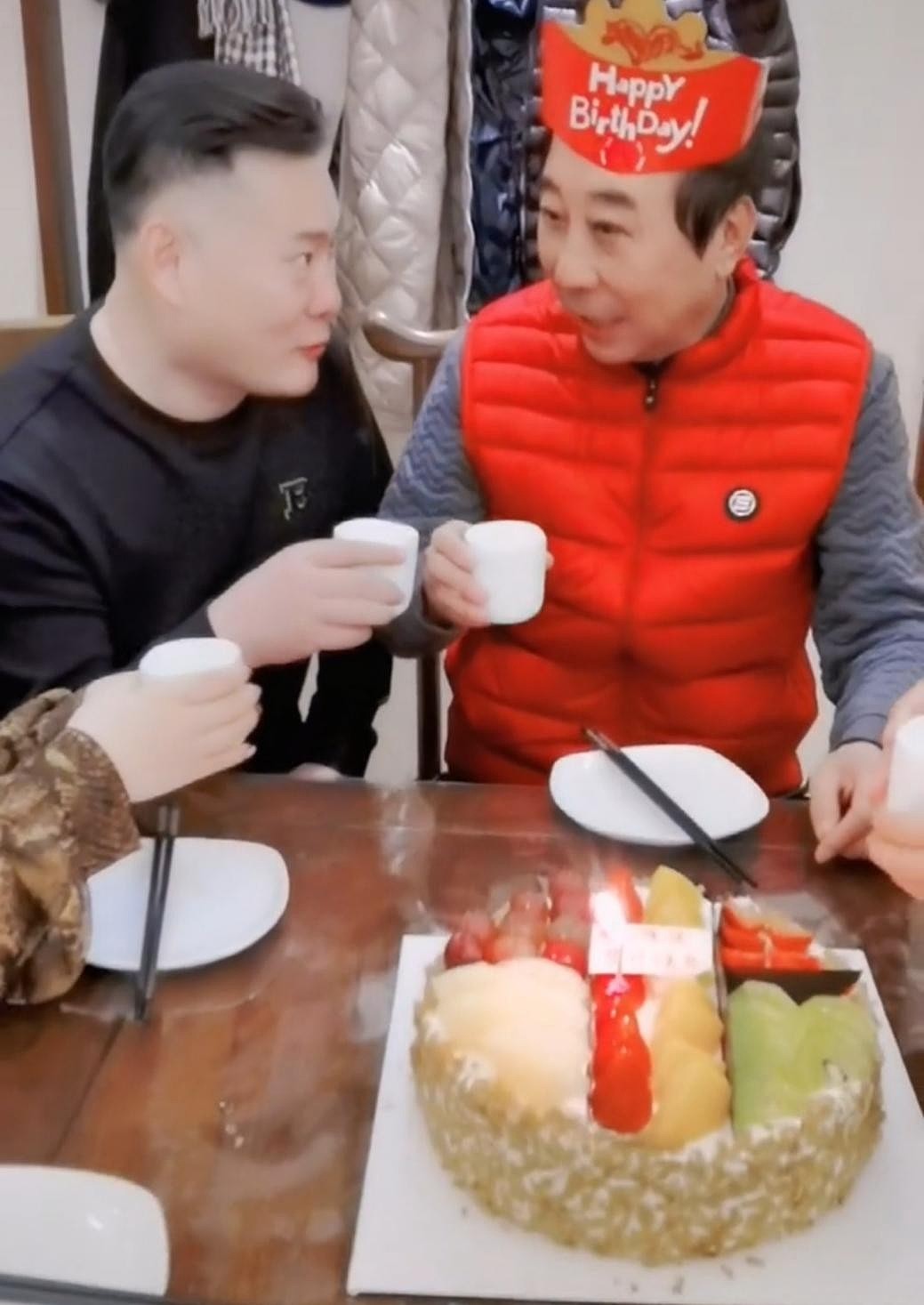 冯巩64岁生日吃全鸡宴，桌上仅有4个菜，徒弟们齐聚为他庆生 - 2