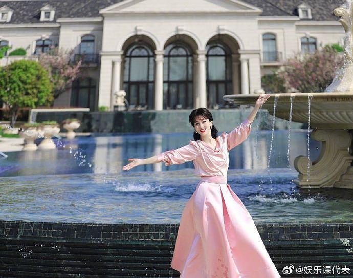 岁月不败美人，赵雅芝老师70岁仍然活力十足，粉色长裙配细高跟状态满分… - 2