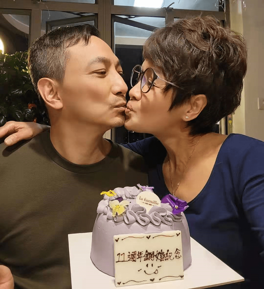 曾遇惨烈车祸，整容7年，香港女星与老公甜蜜亲吻庆祝结婚11周年 - 2