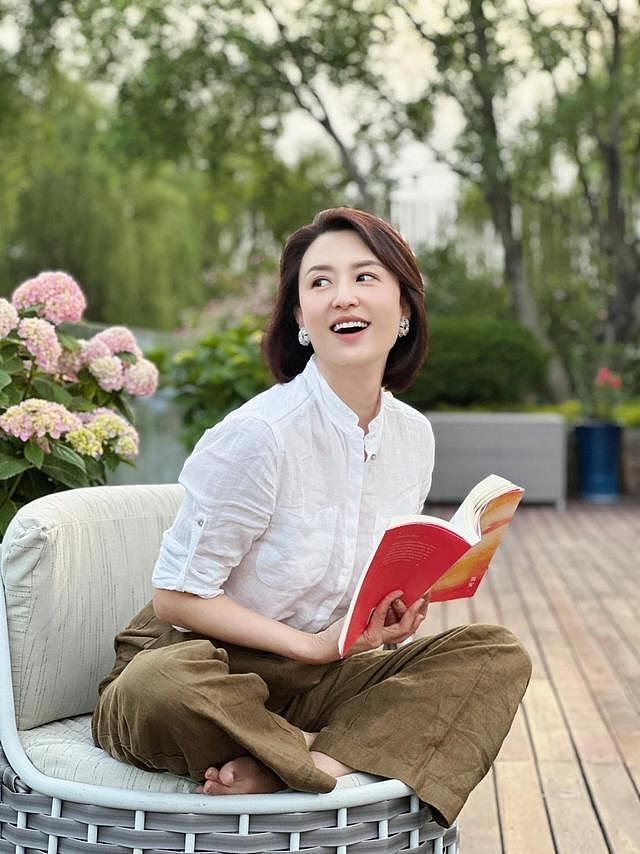 张蕾看书带火了一种贵妇穿搭：白衬衫+阔腿裤+波波头，优雅又显贵 - 3