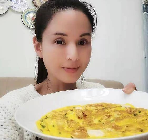 55岁李若彤晒自拍，皮肤嫩成少女，下厨做菜引调侃：本人更秀色可餐 - 1
