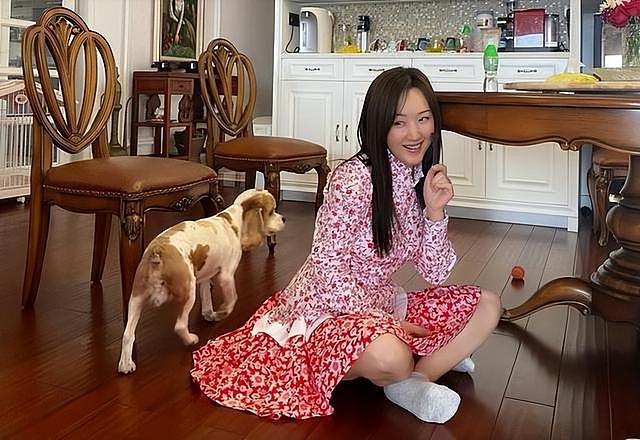 52岁杨钰莹在豪宅里自拍！穿小白裙嫩得像个“水蜜桃”，又美又欲 - 8