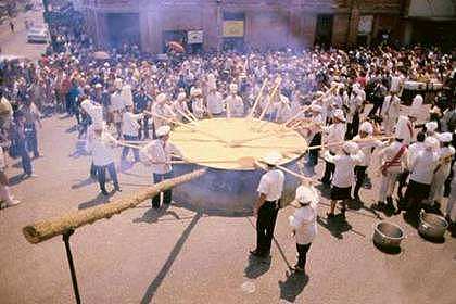 世界上最大的馅饼   半径6米重达675公斤 - 1