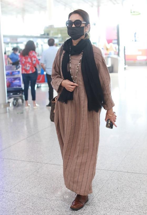 倪萍65岁瘦身变漂亮，穿娃娃裙走机场，穿出了中老年人的时尚美感 - 4