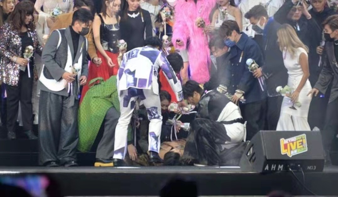 好Man！香港女歌手颁奖礼突然晕倒，获TVB视帝公主抱回后台休息 - 5