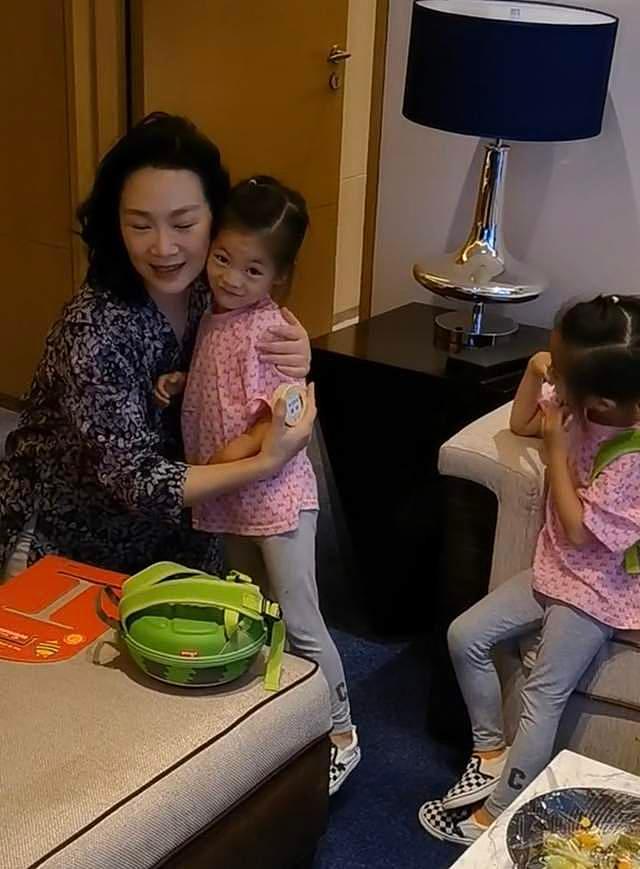 50岁歌唱家吕薇首晒三胞胎视频，跪地为娃背书包，满脸笑容显慈祥 - 7