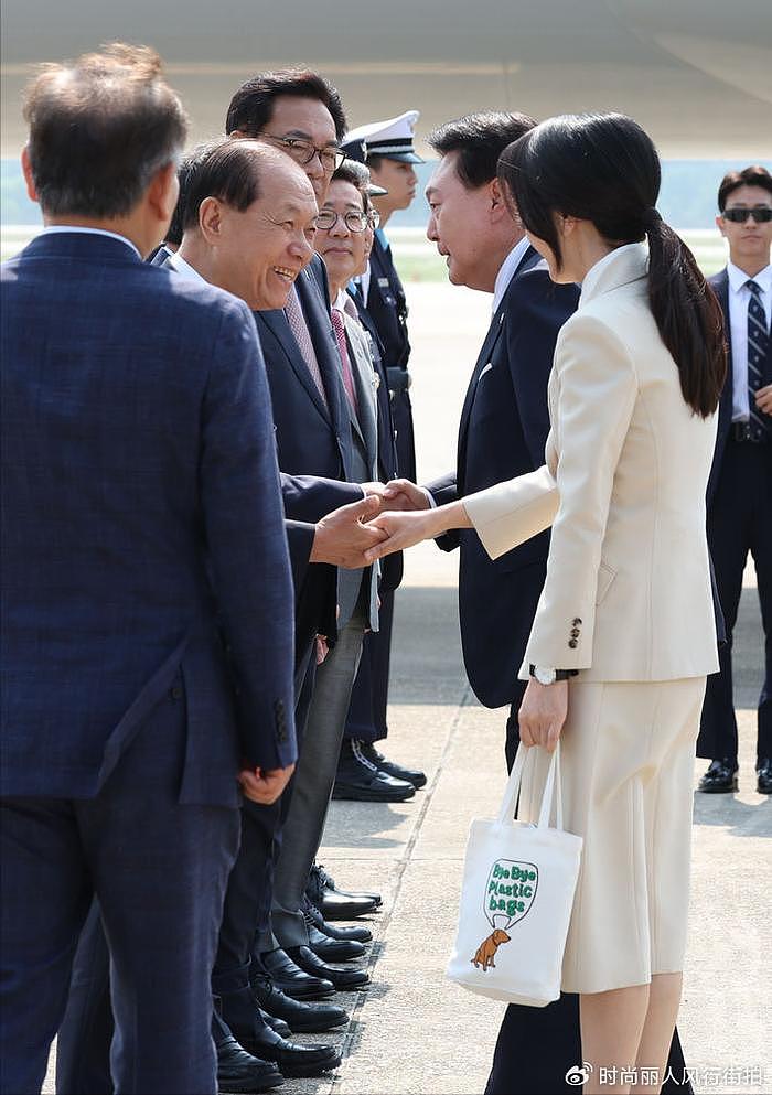 韩国第一夫人今年首次出国访问！一身米色套装好美，脸又嫩了很多 - 7