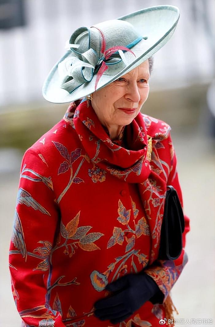 73岁安妮公主成王室定心丸？穿红色大衣淡定亮相，比卡米拉更惊艳 - 16