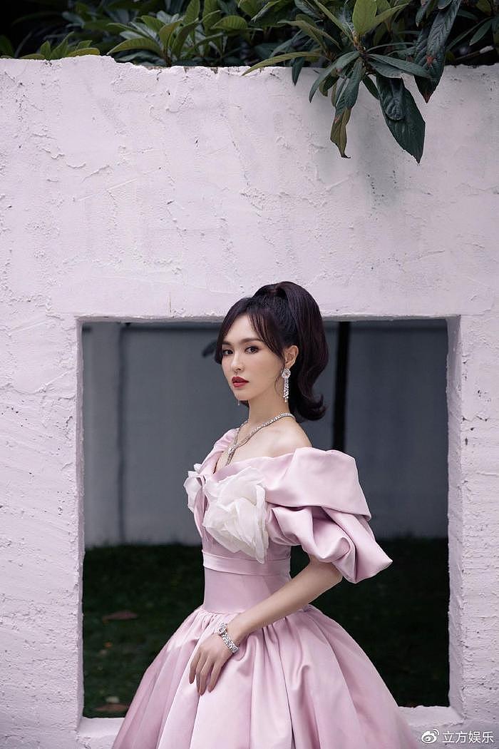 唐嫣粉色束腰裙造型复古优雅 白色大花朵点缀温柔甜美 - 3