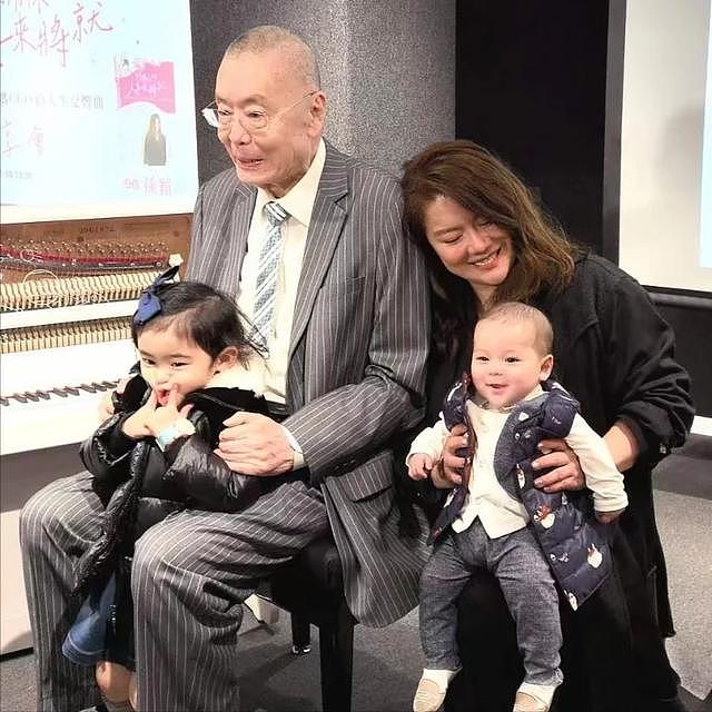 85岁刘诗昆晒全家福，3岁女儿5个月儿子中了基因彩票，聪明又漂亮 - 5