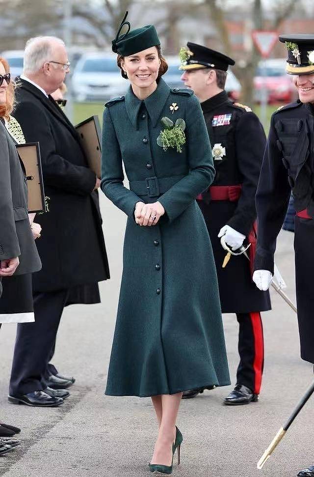 凯特王妃太适合药盒帽了吧！搭配墨绿大衣酷飒高级，像军阀大小姐 - 4