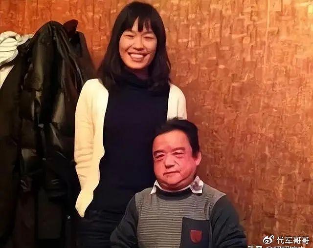 他是中国第一矮星，身高1米28，却娶过4个美女老婆，一个比一个漂亮 - 13