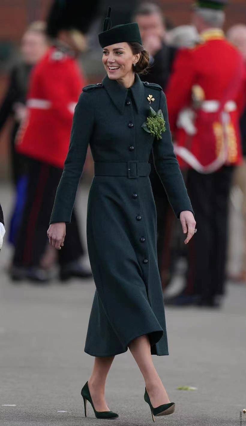 凯特王妃太适合药盒帽了吧！搭配墨绿大衣酷飒高级，像军阀大小姐 - 2