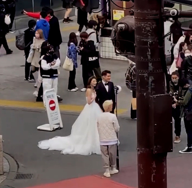 陈家乐拍摄完TVB新剧和连诗雅出国拍婚纱照 两人在闹市甜蜜拍照 - 6