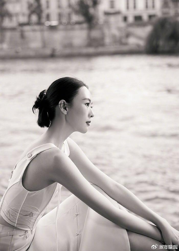 童瑶白色新中式套装现身塞纳河畔 纯洁优雅如东方茉莉 - 1