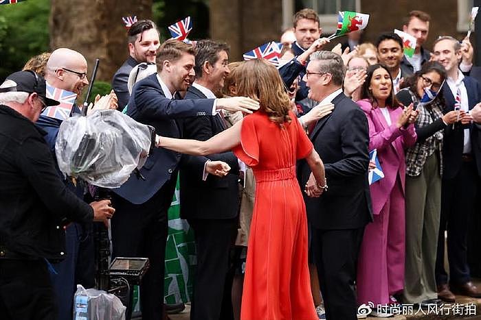 英国新首相夫人美出圈！穿红裙亮相成为唐宁街10号女主人，好惊艳 - 2
