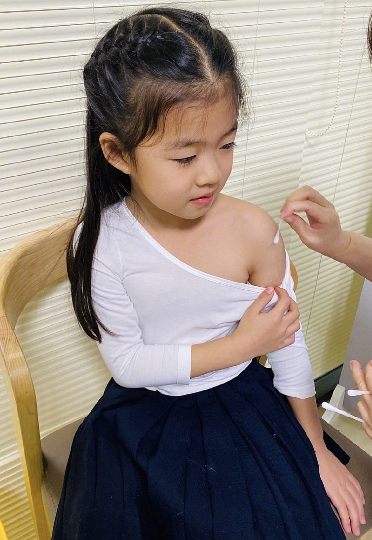 章子怡带女儿打疫苗，醒宝冷静接种不哭闹，正脸出镜越来越漂亮 - 3