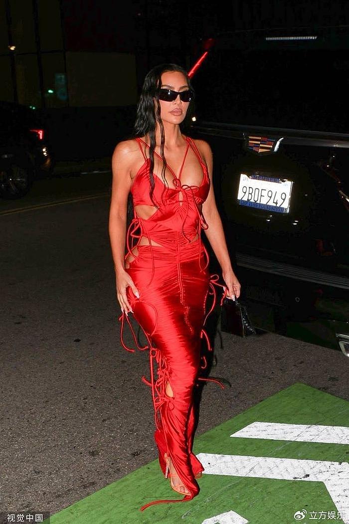 金·卡戴珊庆祝44岁生日 穿红色连衣裙性感迷人 - 2