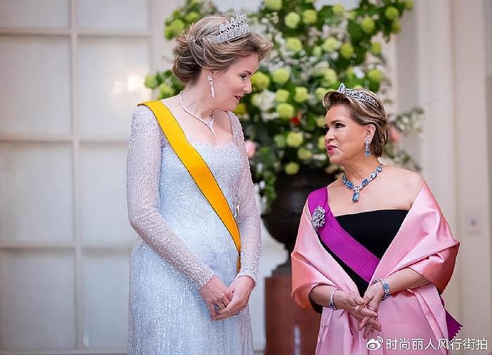 比利时王后陪同卢森堡大公夫人惊艳了！粉色斗篷套装超美，好嫩啊 - 11