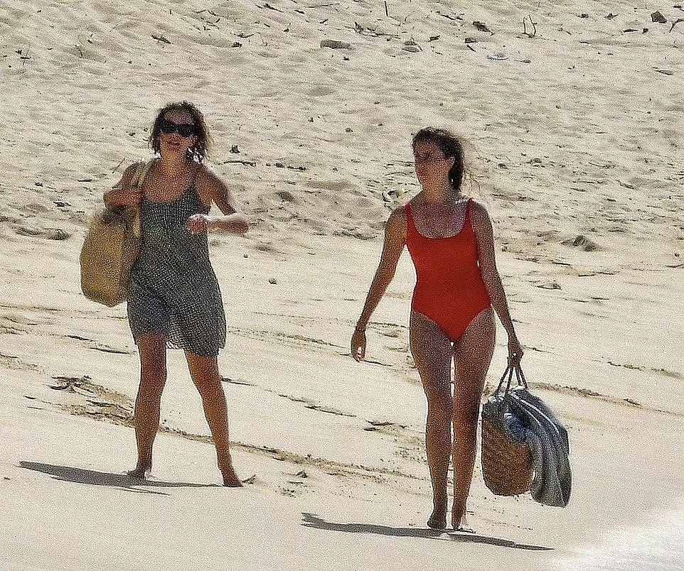 31岁艾玛沃特森海边度假，红色泳衣凸显好身材，网友：女神有点胖 - 1