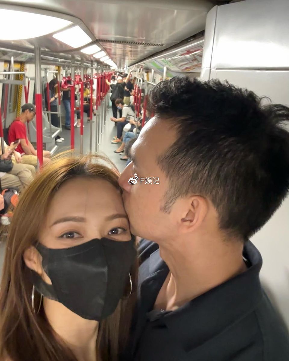 王君馨夫妇吃浪漫晚餐为老公庆生 老公在搭地铁时亲吻其脸颊很甜蜜 - 5