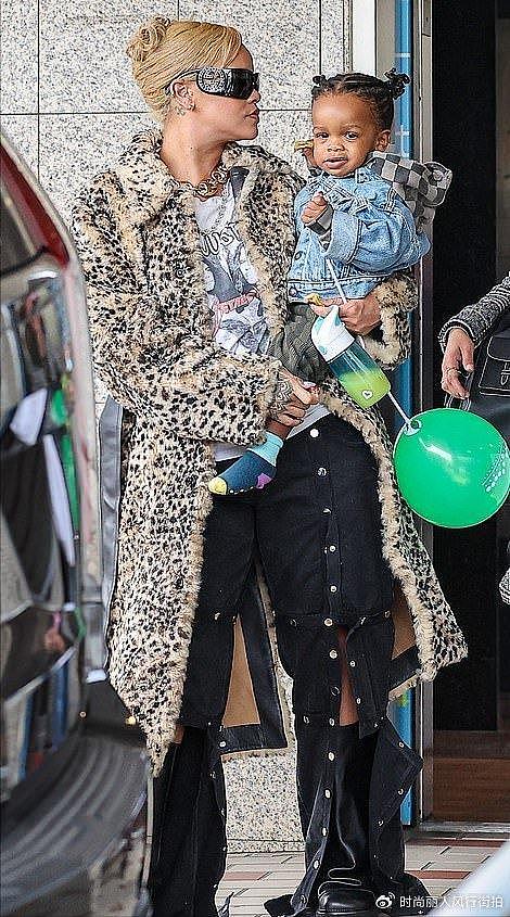 蕾哈娜出街变辣妈！单手抱着2岁儿子去游乐场，儿子穿牛仔太酷了 - 6
