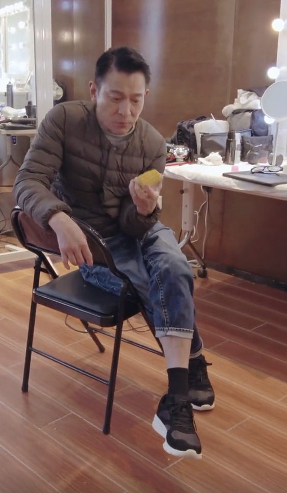 60岁刘德华后台啃玉米接地气，打扮朴素身材瘦削，脚踝比手腕还细 - 3