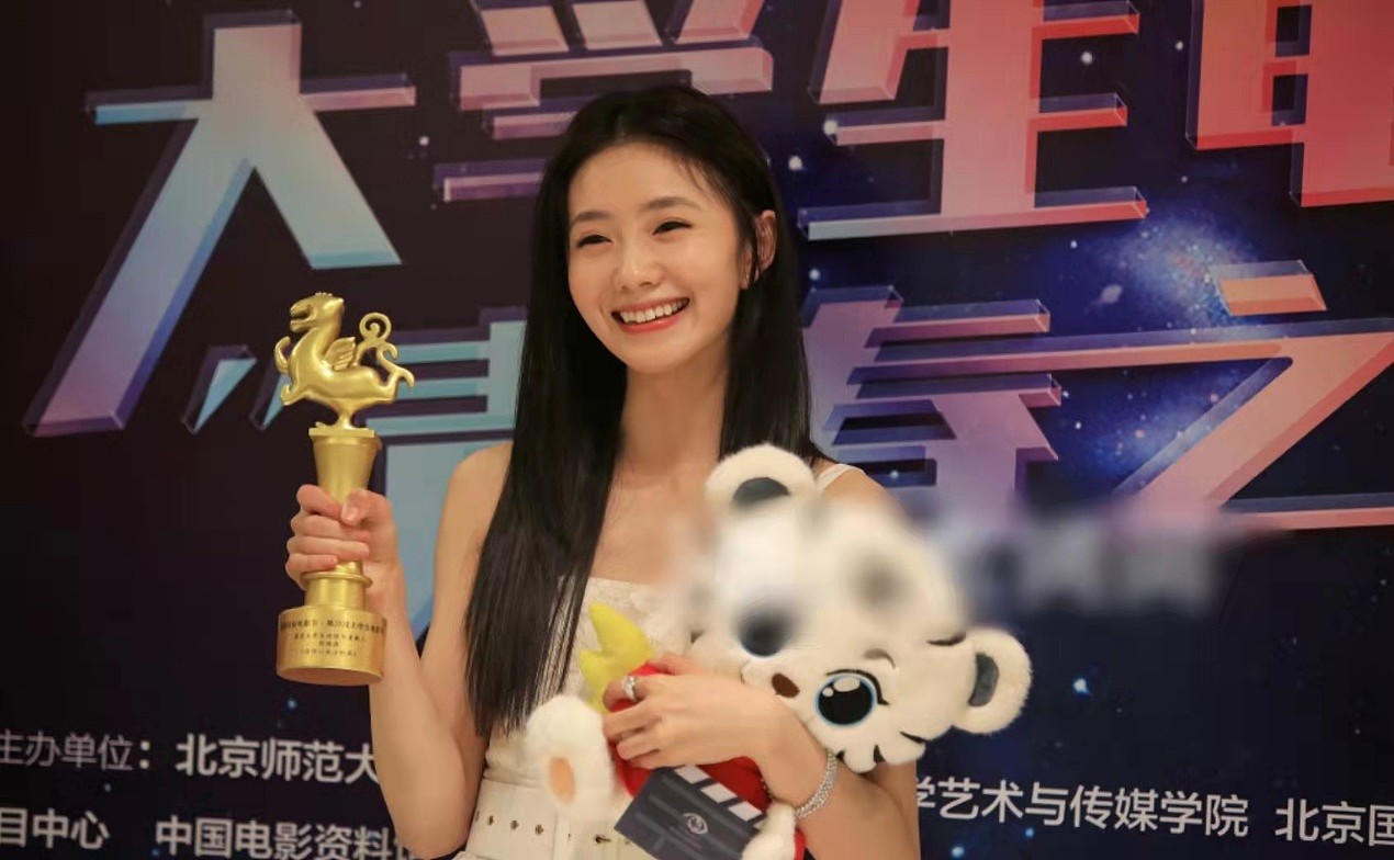刘浩存获北京电影节最受大学生欢迎新人奖，被簇拥合影，人气依旧 - 15