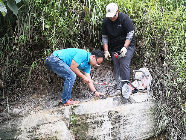 野外考察人员在利用电锯等工具对化石及其围岩进行处理 受访者供图