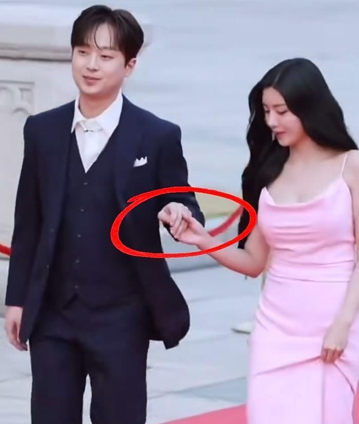 韩国知名女星，颁奖礼红毯上，与男主持人牵手方式，引发韩网热议 - 4