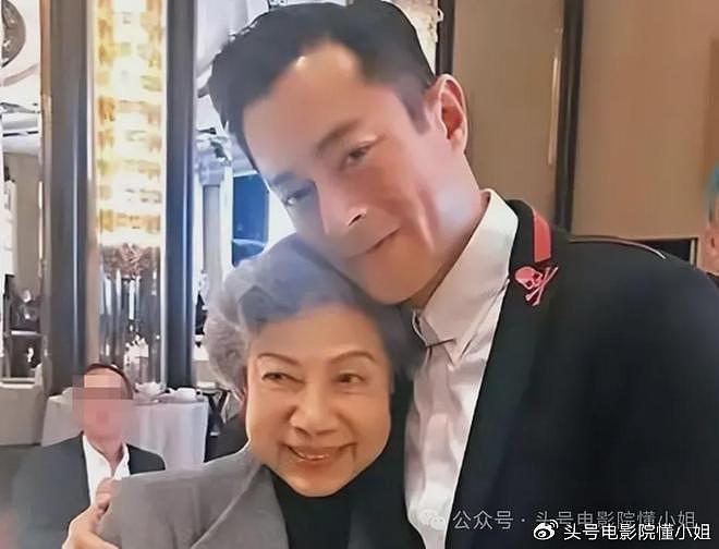 77岁香港女星获奖，古天乐恭喜！给她私人电话号码，关系藏不住了 - 16