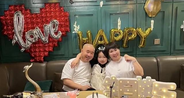 刘能吃大餐为女儿庆生，小11岁老婆显富态，一家三口共用一张脸 - 5