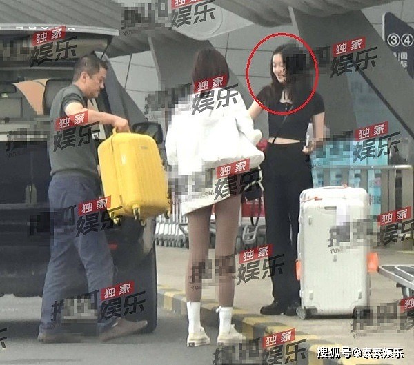 李嫣在国外穿红裙拍照，站C位合影获得重视，气质变化比较明显 - 1
