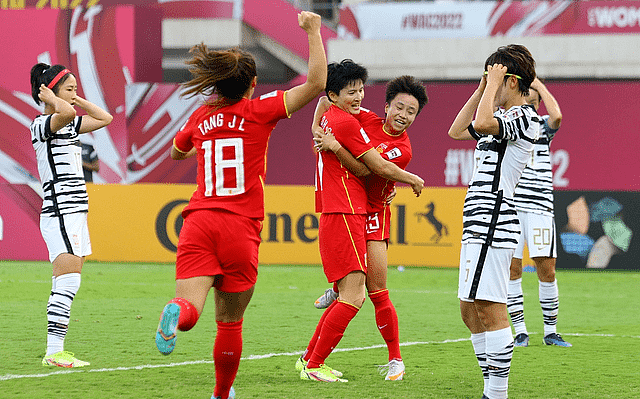 太好笑！韩国女足被绝杀瞬间，球员原地懵圈，教练躲角落怀疑人生 - 4
