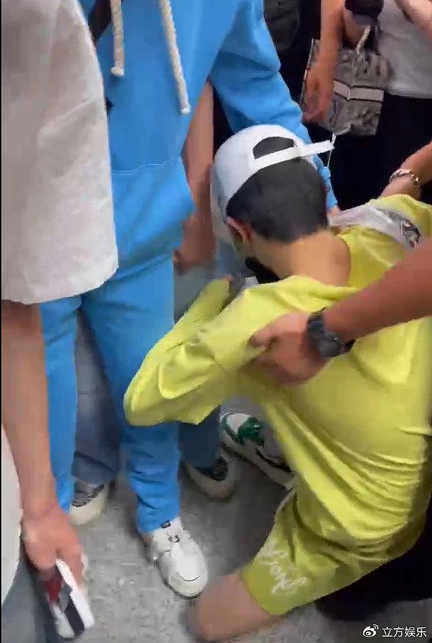 TF家族多名成员现身机场被粉丝围观 苏新皓被挤到摔倒 - 2