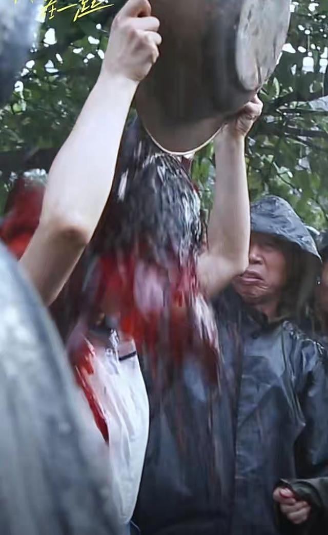 演员李梦晒拍戏花絮，血浆浇头还淋暴雨，称用肥皂洗三天才洗净 - 3