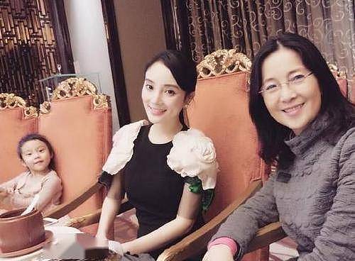 甜馨剪齐刘海和李小璐拍视频，母女拥有同款发型和脸型如姐妹花 - 11