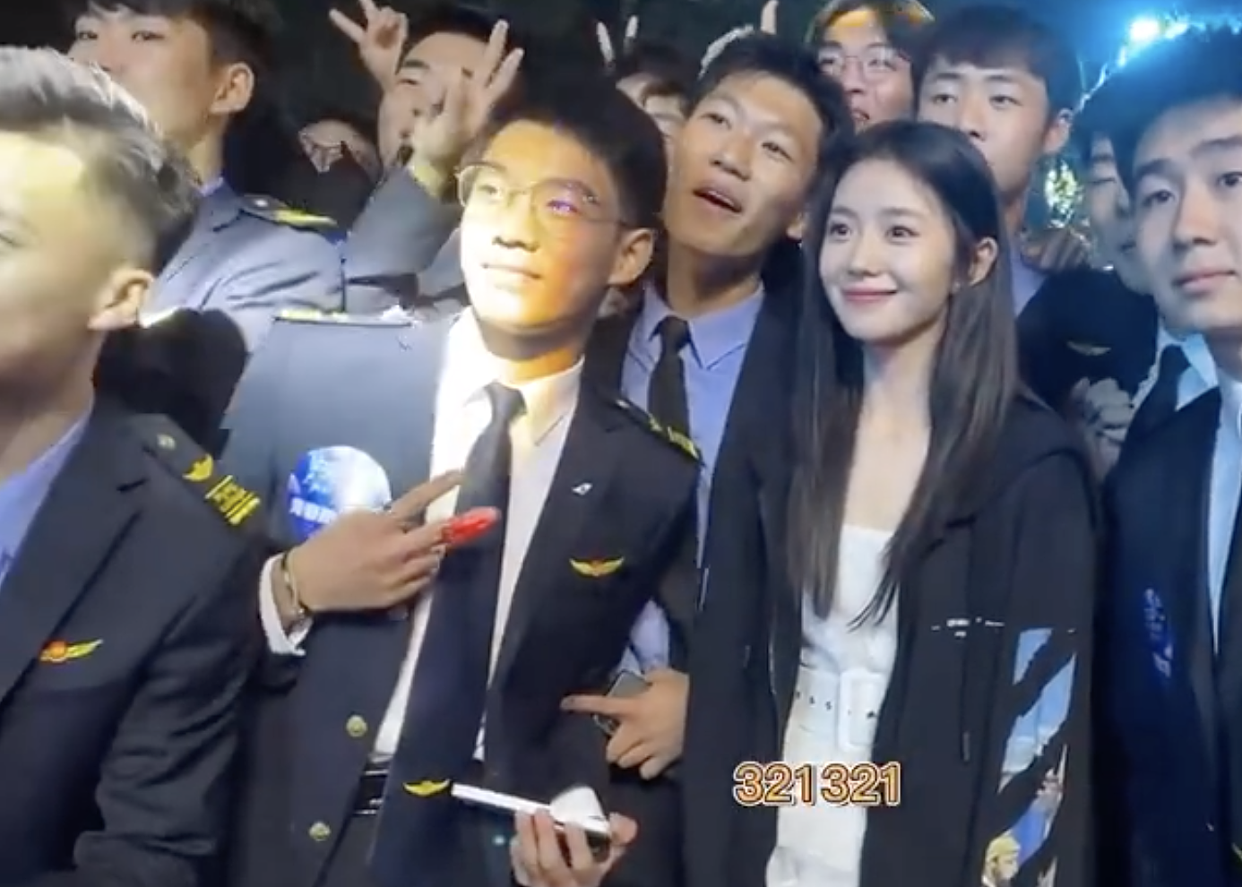 刘浩存获北京电影节最受大学生欢迎新人奖，被簇拥合影，人气依旧 - 10