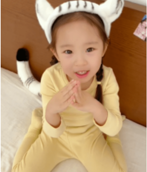 王智3岁女儿扮老虎说祝福，母女俩宛如复制粘贴，还向妈妈讨红包 - 2