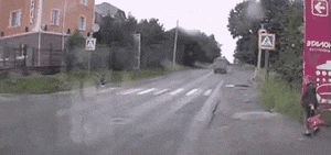 搞笑GIF趣图:大妈，你这样横穿马路，可把司机给害苦了！ - 1