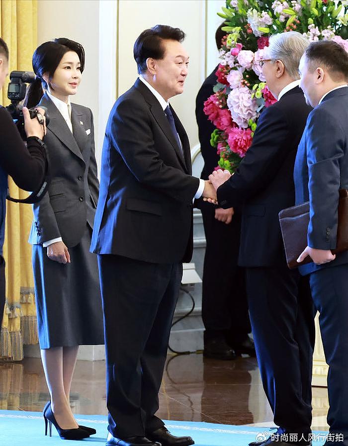 韩国第一夫人在哈萨克斯坦又高调！黑色大衣配白色胸花，侧脸绝了 - 6
