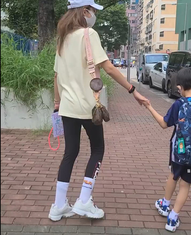 TVB女艺人陈敏之很开心儿子升小学 牵着儿子手送儿子首次进小学 - 4